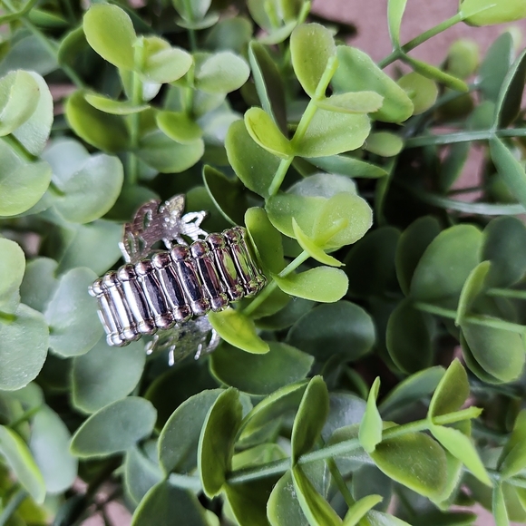 NWOT - Stretchable Costume Ring 💗 - Picture 5 of 9